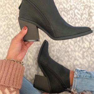DV black booties w zipper